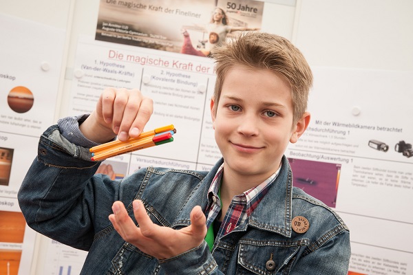 Landessieger im Fachgebiet Physik: Jan Armitter hat die "magische Kraft" der Fineliner unter die Lupe genommen (Foto: Boehringer Ingelheim).