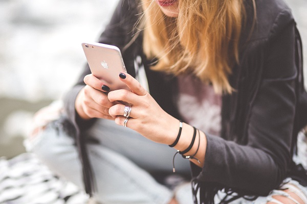 Apps sind nicht nur zum Spielen da: Sie bieten einen Mehrwert für Bewerbung, Lernen und Alltag (Foto:kaboompics /Apple, the Apple logo and iPhone are trademarks of Apple Inc., registered in the U.S. and other countries).