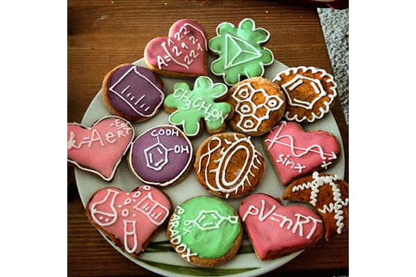Diese Chemie-Cookies machen sich in jedem Labor gut (Foto: priklady.eu, Instagram)