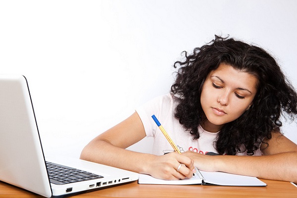Wer dual studieren will, sollte Selbstständigkeit, Lernbereitschaft und Engagement mitbringen (Foto: CollegeDegree360, flickr, CC BySA 2.0).