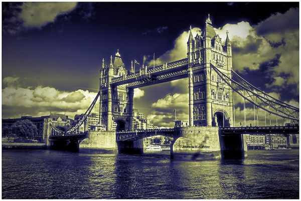 London bei Nacht - im Ausland herrschen anderen kulturelle Eigenarten (Foto: hans-juergen2013, flickr)