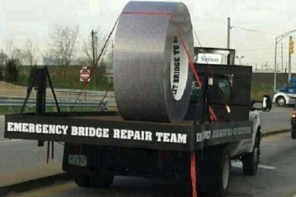Selbst MacGyver kommt ohne Klebstoff nicht aus. Über Panzerband sagte der legendäre Improvisationsgott: „If I had some duct tape, I could fix that.” Davon hat sich offensichtlich das „Emergency Bridge Repair Team“ inspirieren lassen. Im Blog kl