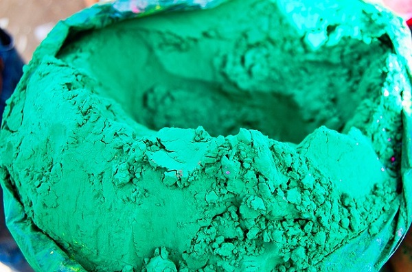 Pigmente sind Farbmittel, also farbgebende Substanzen.  Passende Bindemittel sind Öle oder Kunststoffe. (Foto: billycom, pixabay, CC0)