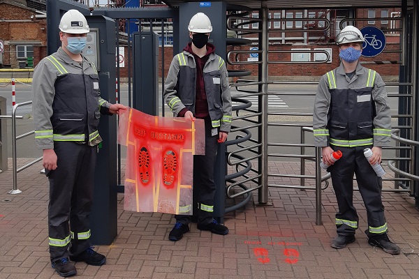Auszubildende Chemikanten machten am Standort Worms von Röhm auf das Abstandhalten aufmerksam (Foto: Röhm)