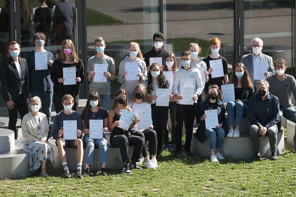 Stolze Gewinner des Wettbewerbs "Leben mit Chemie" (Foto: Marcel Hasübert, mh-foto.de)