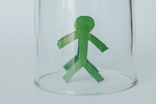 Der transparente Kunststoff schützt vor einer Infektion mit dem Virus, das über Aerosole in der  Luft übertragen wird. (Foto: Kaboompics, CC0)