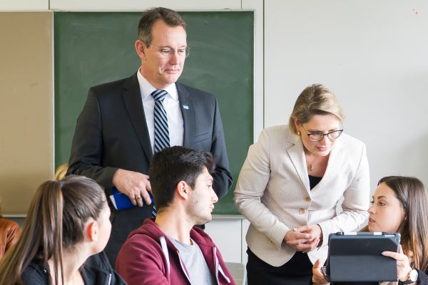 Chemikanten und Chemikantinnen der BBS Naturwissenschaft zeigen Bildungsministerin Dr. Stefanie Hubig und BASF-Vorstand Michael Heinz wie sie mit DidA lernen (Bild: BASF SE).
