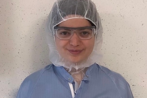 Rand ist Pharmakant-Auszubildende bei AbbVie. Zurzeit ist sie in der Produktion. (Bild: Rand Babi Khouja)