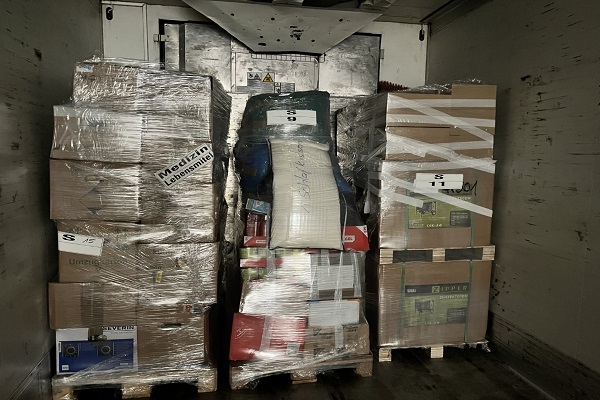 Die LKW werden bis unters Dach gefüllt. (Bild: Profine)