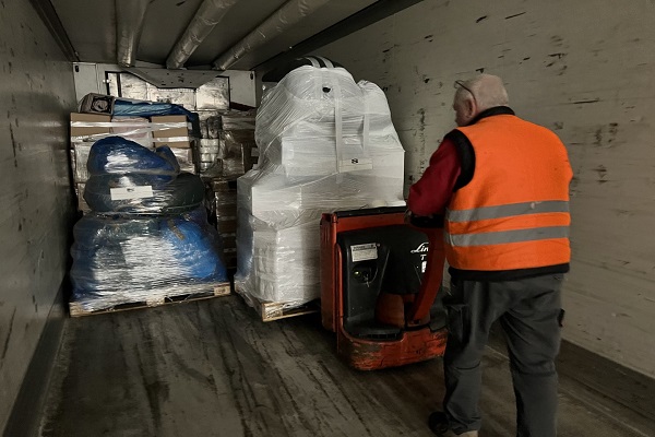 ...oder Einladen. Jede Hand wird gebraucht. (Bild: Profine)