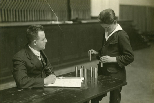 Eignungstest vor 100 Jahren: Prüfung der Gelenkempfindlichkeit durch Gewichtsvergleiche, die  u. a. für die Abmessung der Schlagkraft beim Hämmern wichtig waren (Foto: BASF Corporate History).