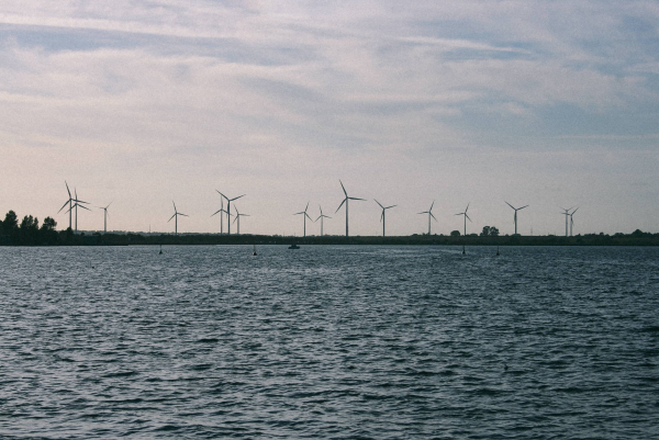 Zur Nachhaltigkeit gehören auch neue Energien. Für die Materialien braucht es Chemie. (Bild: kaboompics, CC0)