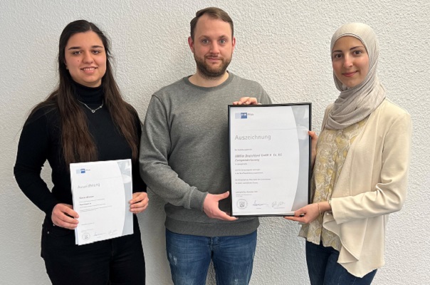 Freuen sich: Yaren Kivanc, Dennis Schmöller und Nadi Ibrahim. Alle Personen waren geboostert; die Masken wurden nur für das Foto abgenommen. (Foto: AbbVie)