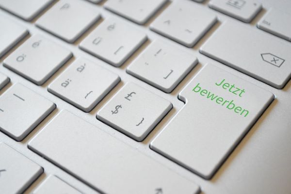 Online-Bewerbungen gehen schnell -es geht aber auch schnell was schief. Wir haben Tipps für dich! (Bild: athree23 für pixabay, CC0)