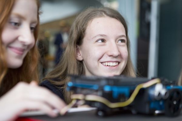 Beim Girls'Day neue Einblicke gewinnen. Darum gehts! (Bild: kompetenzz.de /CC BY-SA 3.0)