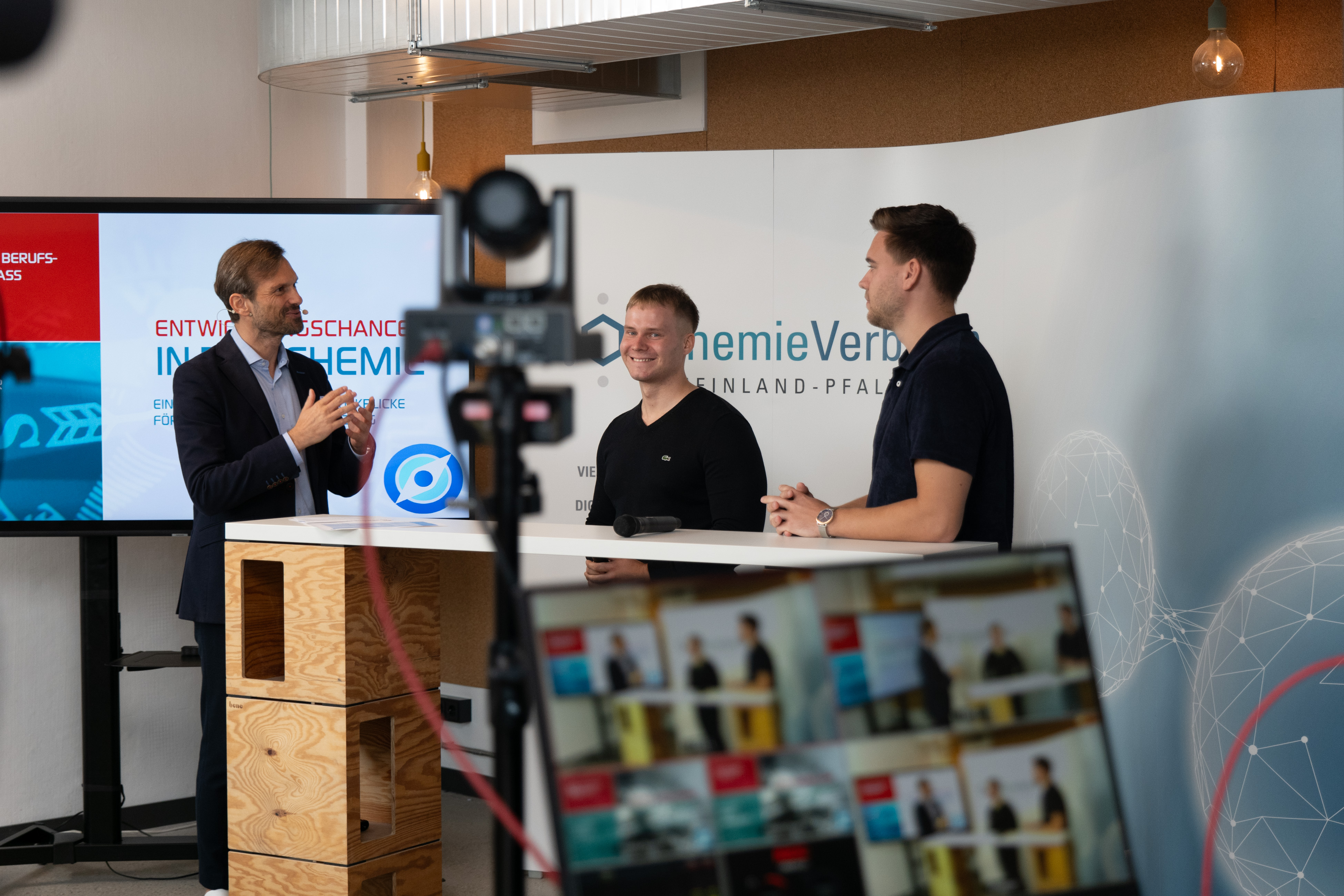 Beim Berufskompass berichten Young Professionals von ihrer berufsbegleitenden Weiterbildung. (Bild: Hasübert, ChemieRP)