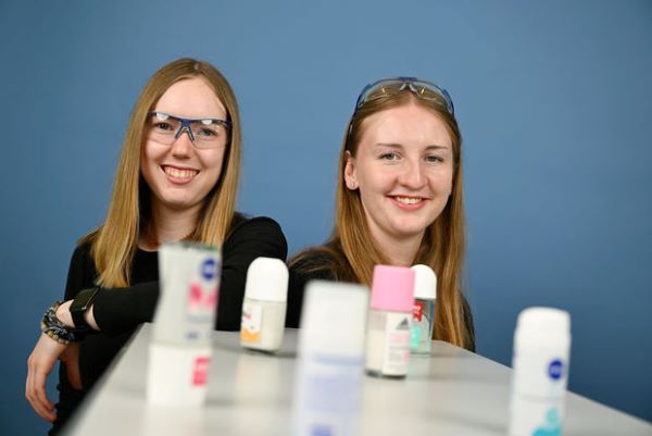 Nach dem ersten Platz in Rheinland-Pfalz konnten Nike und Maike auch den Bundessieg in den Kategorie Chemie mit nach Hause nehmen! (Bild: Stiftung Jugend forscht e.V.)