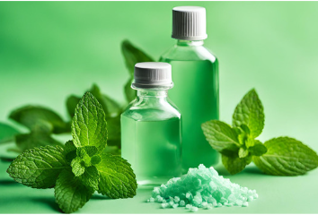 Menthol bekommt im Herbst noch eine weitere Bedeutung: Als Erkältungshelfer. (Bild: Canva/ ChemieAzubi)