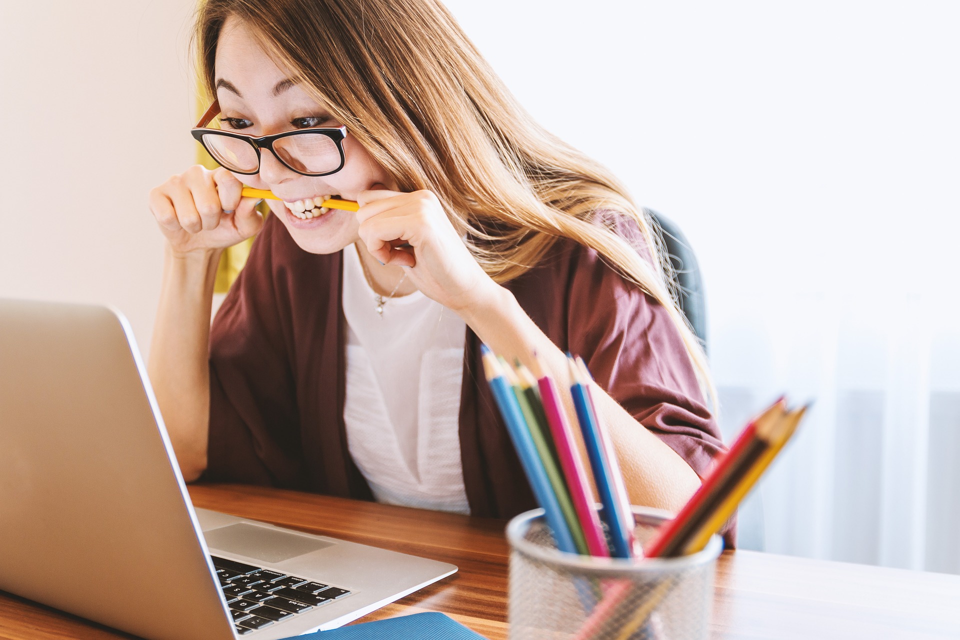 Wenn es in der Schule mal hapert, findet ihr online Unterstützung bei Lern-App, Podcasts, Videos & Co. (Foto: pixabay, JESHOOTS-com, CC0)