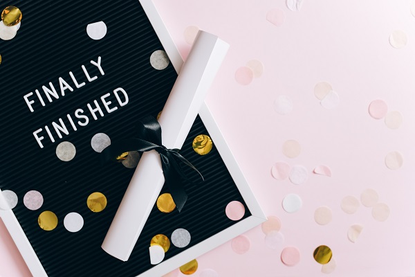 Laut Berufsbildungsgesetz, kurz BBiG, gibt es drei Möglichkeiten, wann eine Ausbildungsverkürzung beantragt werden kann - wir erklären euch die Wege (Foto: unsplash, Joshua Hoehne, CC0)