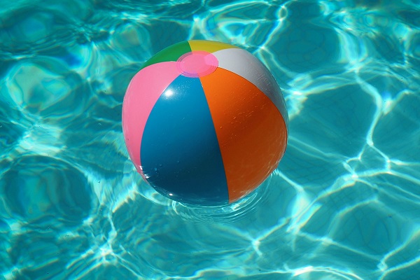 Gerade in Schwimmbädern befinden sich eine Menge Mikroorganismen, diese können krank machen. Um das Wasser für die Besucher sauber zu halten, wird Chlor eingesetzt, quasi als Wasser-Desinfektionsmittel. (Foto: unsplash, Raphaël Biscaldi, CC0)