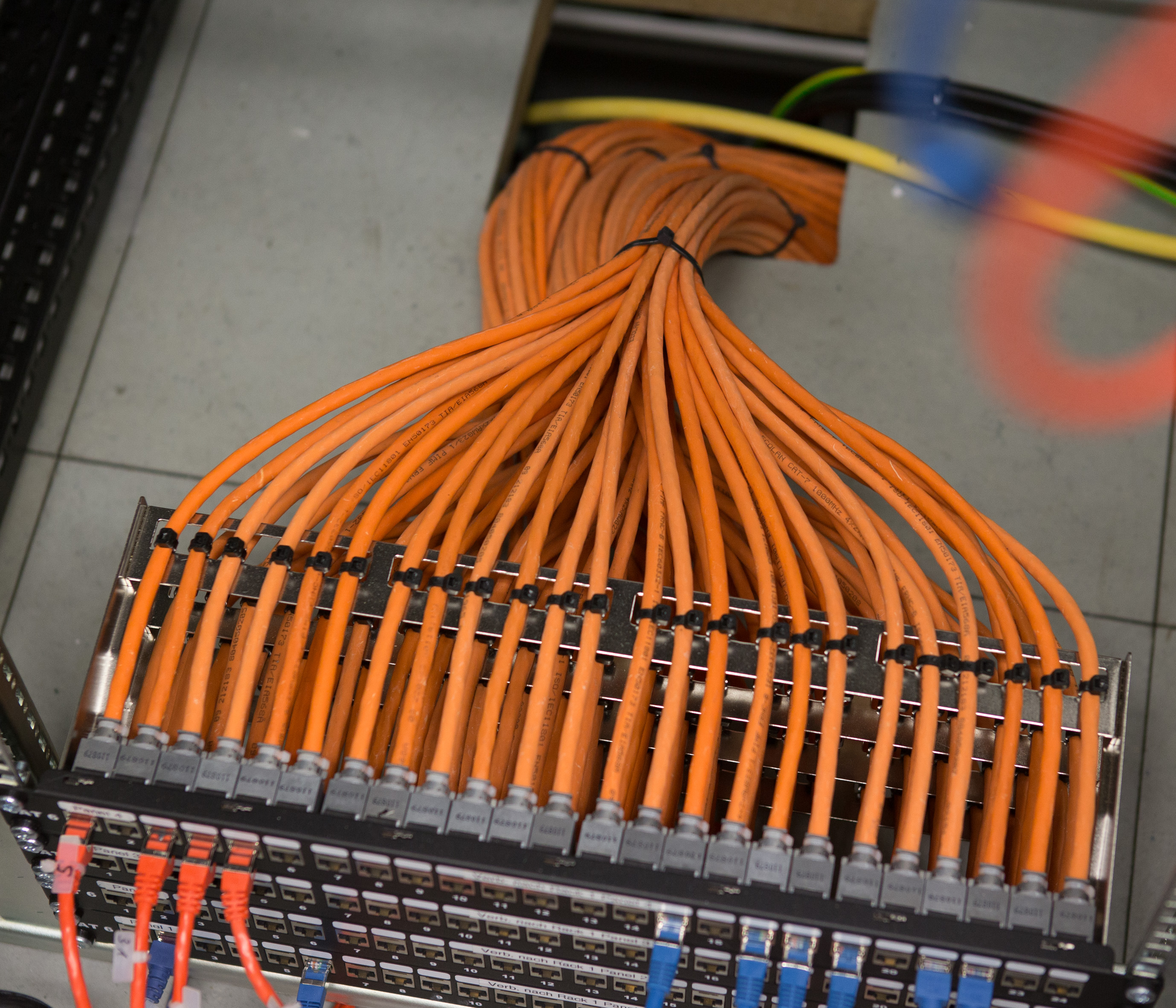 Du bekommst bei so vielen Kabeln keine Panik? Dann bist du der oder die geborenen Elektroniker:in! (Bild: Hasübert/ CVRP und Ch. Fabrik Budenheim)