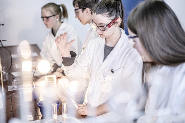 Der Girls'Day im Labor - hier gibt es coole Experimente. (Foto: kompetenzz | Björn Gaus, CC BY-SA 3.0)