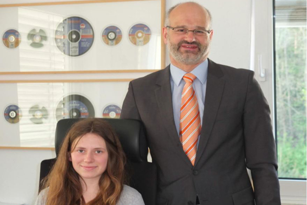 Marlien Kosche bei Rhodius Schleifwerkzeuge, neben ihr steht der Geschäftsführer Gerald Lichter (Foto: Rhodius).