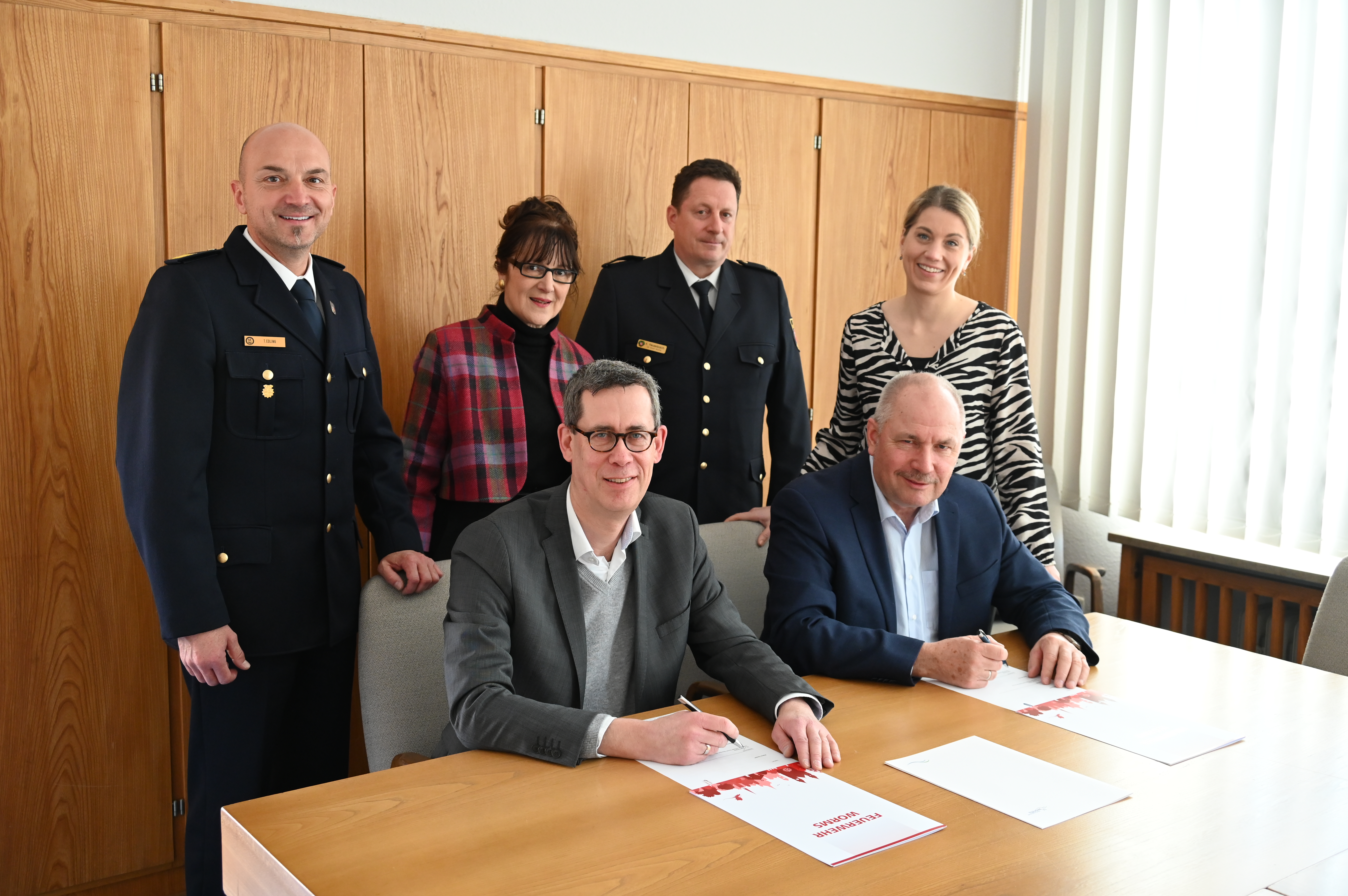 Wichtiger Termin: Neben Oberbürgermeister waren Standortleiter von Röhm, Bürgermeisterin der Stadt Worms, Leiterin des Bereichs Öffentliche Sicherheit und Ordnung sowie Leiter Werkssicherheit und Leiter der Berufs- und Freiwilligen Feuerwehr Worms im Rathaus anwesend (Foto: Röhm)