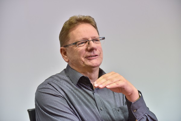 Sigmar Kühl, verantwortlich für die Ausbildung in den naturwissenschaftlichen und umwelttechnischen Berufen bei der Sächsischen Bildungsgesellschaft für Chemie und Umweltberufe (SBG) Dresden, rät zu einer Ausbildung in handwerklichen Berufen (Foto: R