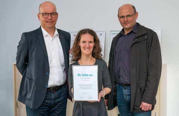 (v.l.n.r) Dr. Bernhard Schmid (Geschäftsführer), Stefanie Bauer und Manuel Forero Sanchez von SRL Dental freuen sich über die Ausbildungsurkunde