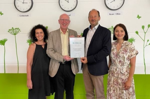Ausbilderin Stefanie Zukrigl, Geschäftsführer Wolfgang Zipperer und HR Verantwortliche Jennifer Beutel (v.l.n.r.) von Smithers Oasis freuten sich über die Auszeichnung des AGV Chemie, überreicht von Maximilian Kern (2.v.l.).