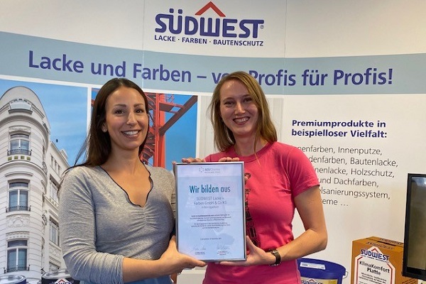 Überreicht wurde die Urkunde auf der Sprungbrett-Messe von Stefanie Lenze vom AGV (rechts).