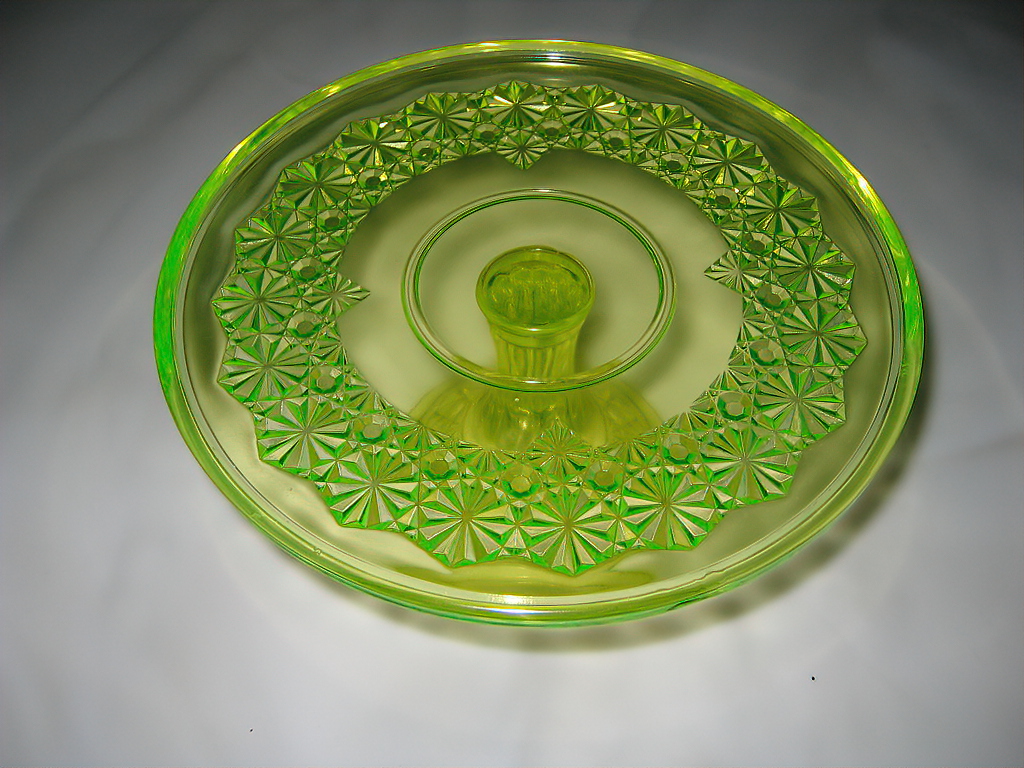 Uranglas ist eine Glasart, die Uranoxidverbindungen als Farbstoff enthält. Sie verleihen dem Uranglas hellgrüne transparente Farbtöne. Zur Unterscheidung von normalem grünen Glas hält man den Gegenstand unter Schwarzlicht. (Bild: Zvesoulis/Wikipedia)