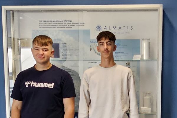 Bei Almatis war die Freude auf die zwei neuen Azubis besonders groß. (Bild: Almatis)