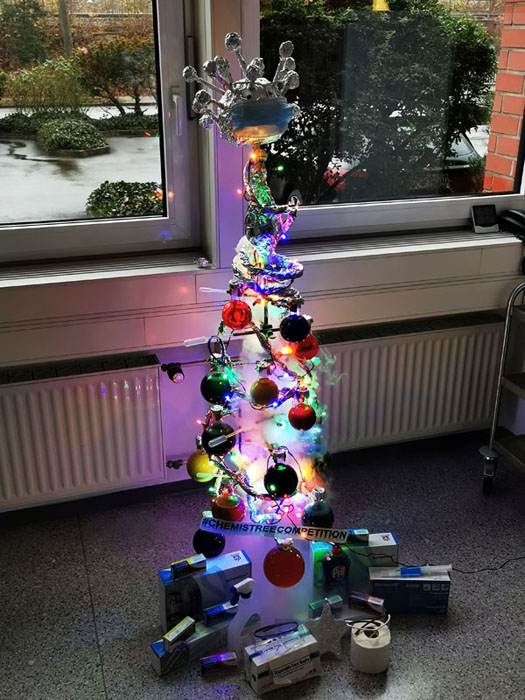 Auf der Shortlist: ChemisTree-Corona-Bäumchen von Christina und ihren Kollegen. Unter dem Baum liegt alles, was man 2020 so brauchte: Masken, Handschuhe, Desinfektionsmittel und natürlich...Klopapier. Corona war dann auch DAS Thema für die Chrisbaumspitze.
