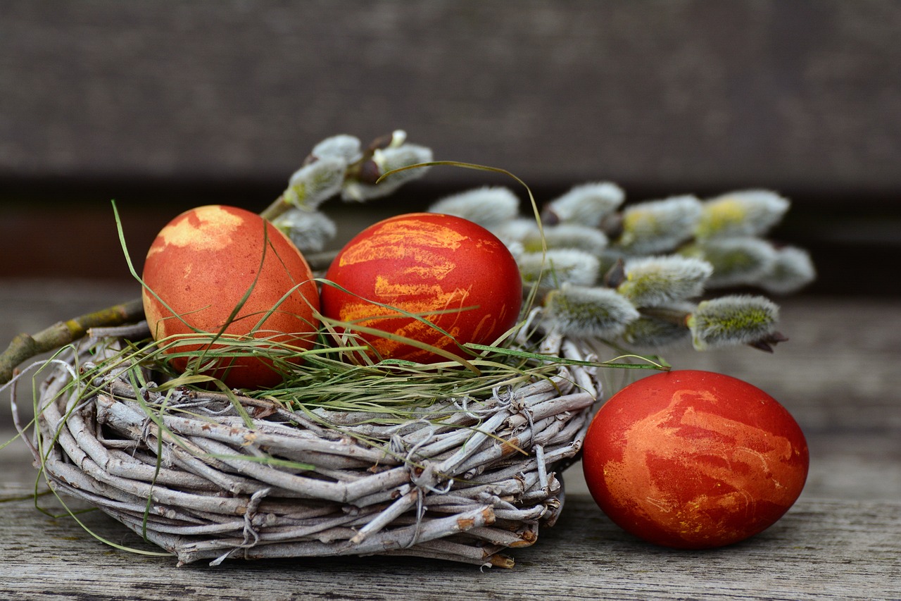 Chemie spielt bei der Herstellung von verschiedenen Osterprodukten und -traditionen eine wichtige Rolle. (Foto: pixabay, congerdesign, CC0)