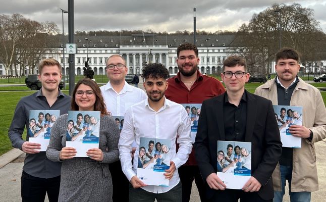 Von links nach rechts: Lukas, Natalie (beide Chemielaborant:innen), Leo, Mohammad, Jonathan, Adrian und Eric (alle fünf Chemikanten)