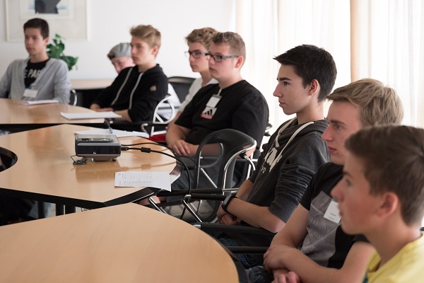 Die Schülerinnen und Schüler können sich entspannt auf dem regioCAMP über die beruflichen Möglichkeiten im Raum Hundsrück informieren (Foto: Werk).