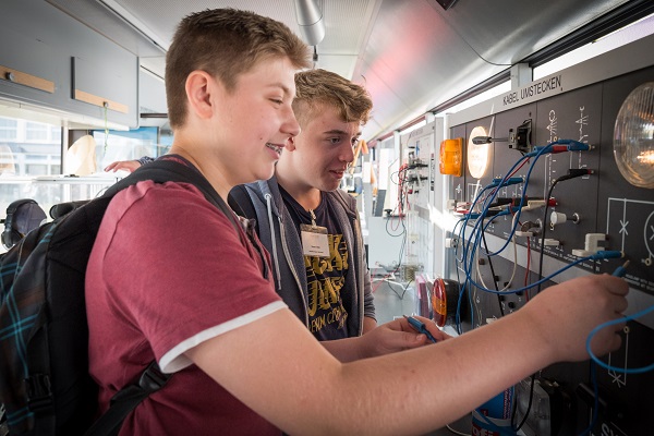Die Schülerinnen und Schüler können sich entspannt auf dem regioCAMP über die beruflichen Möglichkeiten im Raum Hundsrück informieren (Foto: Werk).